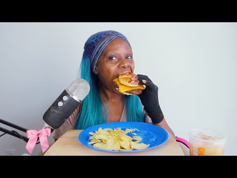 CAN'T STAND RUDE SERVICE | VEGETARIAN CHEESE BURGER WITH pICKLE CHIpS ASMR EATING SOUNDS