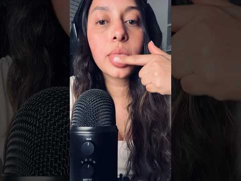 Te quito una mancha con mis B4b4s ♥️ #love #asmr #relax #asmrcommunity #youtubeshorts #mouthwhisper