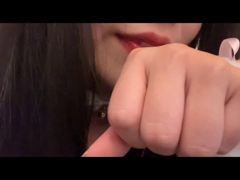 ASMR|The kitten licks the back of his hand