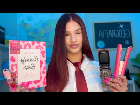 ASMR La popular antipática te maquilla, te pasa la plancha y te peina