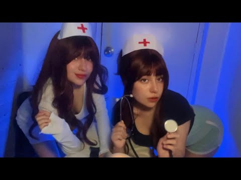 asmr/ Gemelas te hacen una revision MEDICA CAOTICA