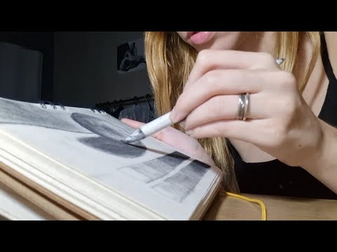 ASMR desenhando com carvão e sons de boca