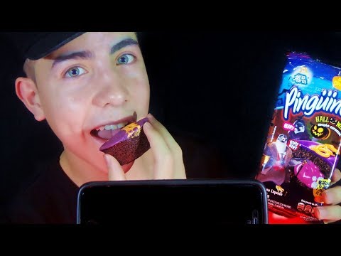 ASMR Comendo bolinho de HALLOWEEN - Sons de embalagem e de mastigação (Eating Português Binaural)