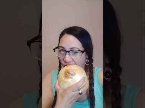 ONION FOR BREAKFAST#mukbang #everyone #food #onion #shortsfeed #challenge