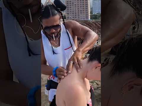 Masaje callejero en una playa de Venezuela 🇻🇪 #masaje #playa #venezuela #relajacion #short