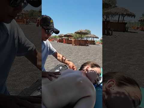 Relajante #masaje en playa de #Santorini 🥰🇬🇷 ¿Te animarías a hacerte uno? #short #massage #asmr