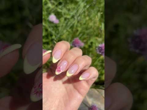 Summer is in the air … 🌞🌻🍉🌸🐝 #asmr #tapping #nails #oddlysatisfying
