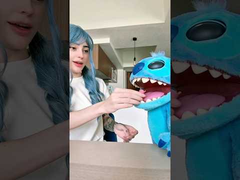 STITCH PRUEBA la COMIDA MINIATURA por PRIMERA VEZ 😱🍔