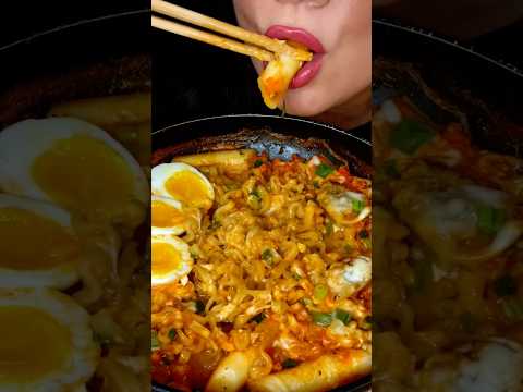 Buldak noodles with rice cakes #asmr #buldak #ramen #food #korean #shorts