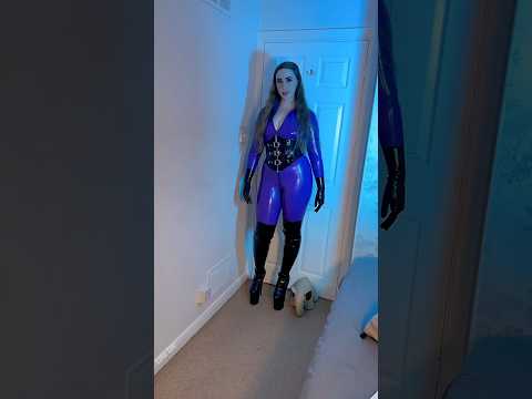 This is defo a “low key casual outfit”.. right?😆 #latex #catsuit #boots #gloves #corset #shiny #fyp