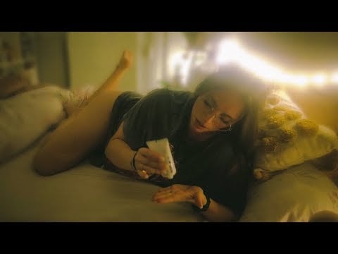ASMR tu novia te da un masaje intenso con crema en la cama (tapping, scratching, lotion sounds)