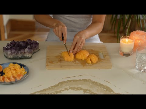 ASMR GIRLFRIEND PREPARES A SNACK FOR YOU / CHOPPING, TAPPING ASMR/ WHISPERS