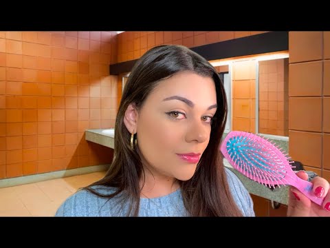 ASMR POV: AQUELA ALUNA TÓXICA ESCOVA SEU CABELO NO BANHEIRO