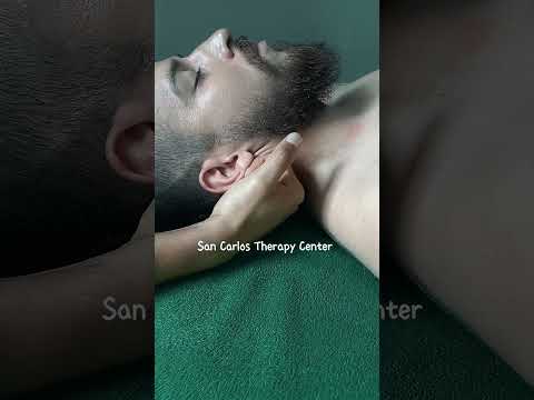 Masaje relajante en cuello, trapecio, ideal para esos días llenos de estrés. #masajeterapeutico