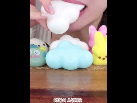 FLUFFY CLOUD MARSHMALLOWS EATING SOUNDS #asmr #mukbang #咀嚼音 #eatingsounds#marshmallow