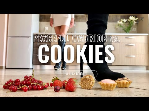 Pea's Over Knee Boots vs. Army of Cookies! Oddly Satisfying Food Crushing! ASMR