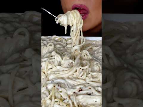 CHEESY ALFREDO PASTA #asmr #mukbang #noodles #eating #oddlysatisfying #alfredo #food