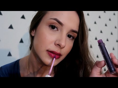 ASMR - PASSANDO GLOSS/BATOM (com sons de boca,chuva e trovões)