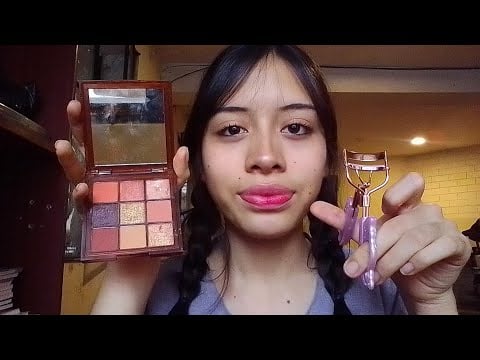 ASMR roleplay La chica amable te maquilla en clase 💄📚🍓