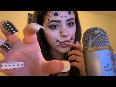 SPIDER ASMR 🕷️🕸️ (mouth sounds, mic scratching, nail clacking) 