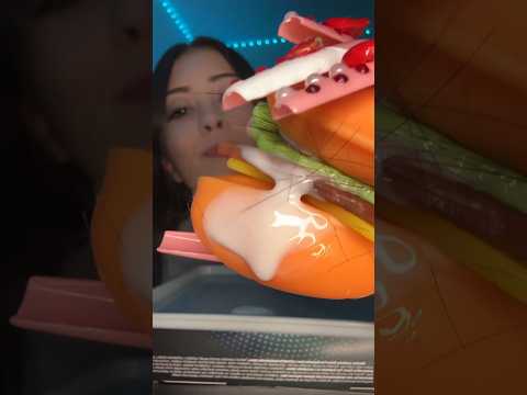 BURGER avec sauce blanche et poils #asmr