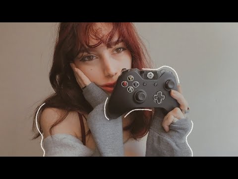 ᯓ Cerquita tuyo mientras juego ASMR ʚ | sonido de mando, susurros, mouth sounds, y más!