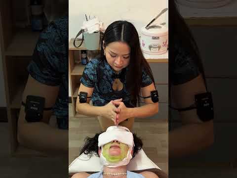ASMR: 1 Minute of Thai Bliss! 🇹🇭 Ear Cleaning & Massage at King Barber Bangkok #shorts #asmr