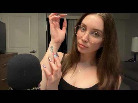 ASMR body triggers 👋🏼 (Collar bone / glasses tapping, skin / fabric scratching, hair play) 💆🏻‍♀️