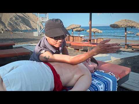 MASAJE CALLEJERO con el FABULOSO TERAPISTA CHINO de SANTORINI 🇬🇷