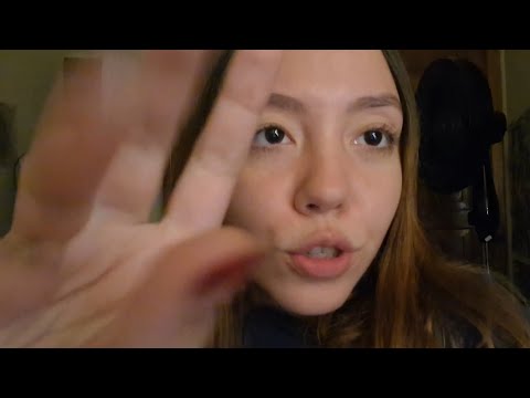 ASMR caseirinho, sons de boca, tapping na tela e mostrando lembranças de viagens e museus 