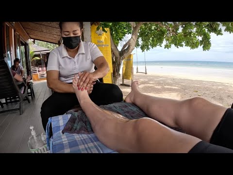 Tradicional masaje tailandés de pies en una playa de Tailandia 🇹🇭
