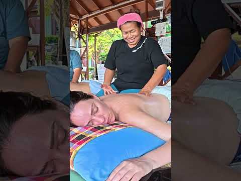 Relajante masaje de espalda en Phi Phi 😍 🇹🇭✨ #thaimassage #tailandia #travel #short