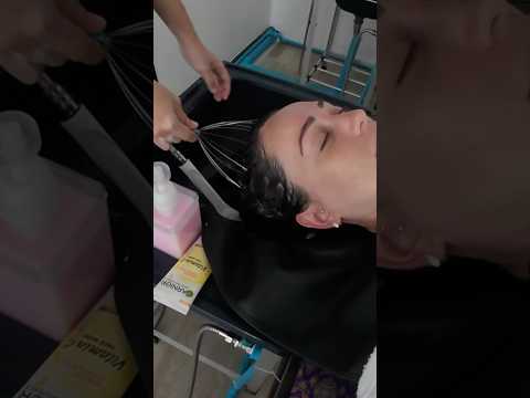 Fui a lavarme el cabello en un spa de Tailandia me hicieron piojito💆🏼‍♀️✨ #masajethai #short #hair