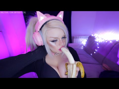 she's a 10 but has a weird obsession for BANANAS 🍌🍌