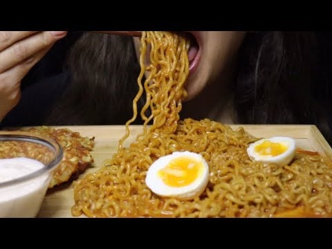 BULDAK HABANERO NOODLES BOILED EGGS WAFFLED HASH BROWN CRUNCHY PARMIGANO DIP #asmr #noodles #crunchy