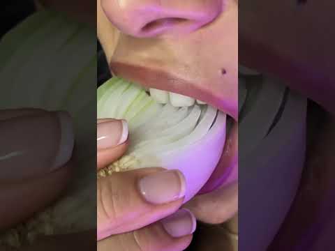 EATING ONION 🧅 SOĞAN YEME #asmr #asmreating