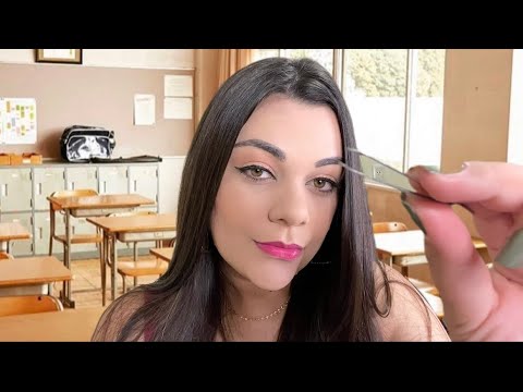 ASMR POV: AQUELA AMIGA QUE AMA TIRAR SUA SOBRANCELHA NA ESCOLA