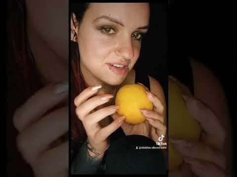 gefroren oder frisch ? #asmr #asmrdeutsch #asmrgerman #asmrthisorthat #asmrfrozenfruit #asmrsounds