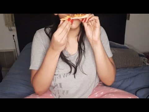 ASMR COMIENDO PIZZA casera en Español | Asmr roleplay pijamada | Asmr MUKBANG Pizza