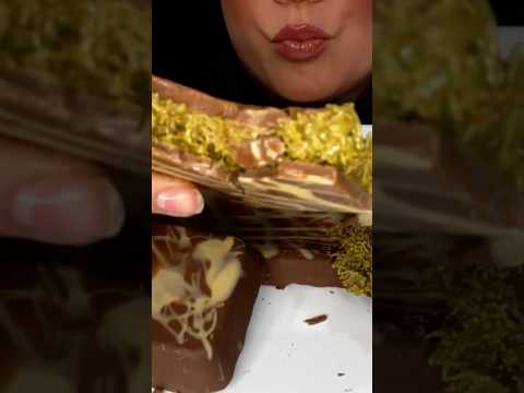 Trying the VIRAL Dubai Chocolate #asmr #food #chocolate #dubai