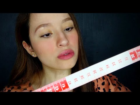 ASMR Español | DISEÑADORA DE MODA ANTIPÁTICA TE TOMA MEDIDAS | ROLEPLAY