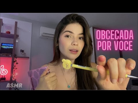 A GAROTA QUE SENTA ATRÁS ESTÁ OBCECADA POR VOCÊ | ASMR