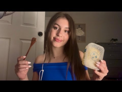 ASMR- Eating honeycomb w/ a honey spoon 🍯