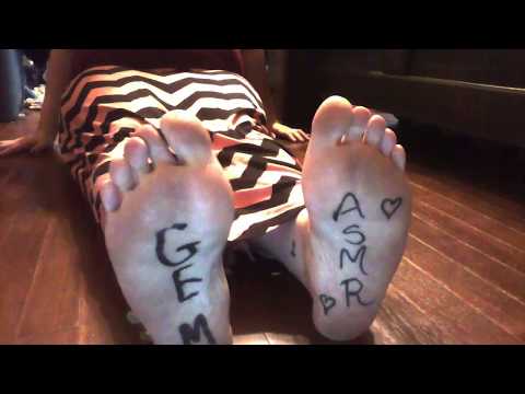 feet tapping, wood floor,flip flops, bare feet,.........asmr