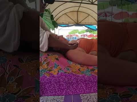Aceitoso masaje en una playa de Phuket, #Tailandia 🇹🇭 #masaje #massage #relax #short
