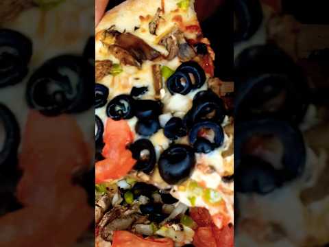 LITTLE CAESARS VEGETARIAN PIZZA #asmr #pizza #food #mukbang #shorts #summerofgoals
