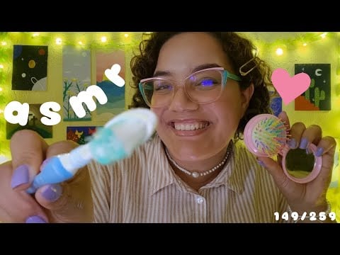 ASMR TE ARRUMANDO PRA VOLTA AS AULAS 🎒🏫💕
