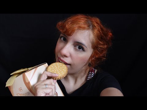 ASMR - Mostrando OVOS DE PÁSCOA e comendo BISCOITO E CHOCOLATE | ASMR Português