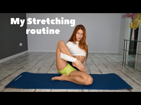 Stretching in Seamless Tan Pantyhose. 20 Denier Sheer Pantyhose. Nude Colour Nylon Tights. ASMR.