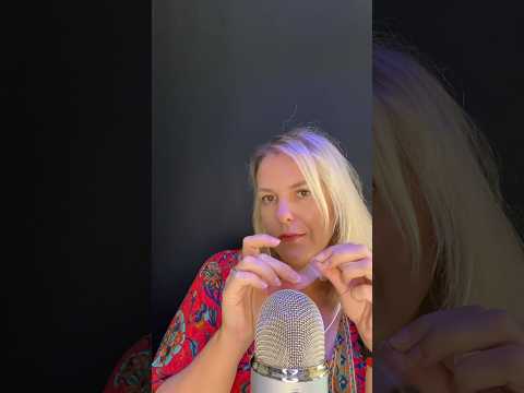 ASMR FR / Frissons garantis avec ce morceau de scotch #asmrfr #shortsasmr #asmr